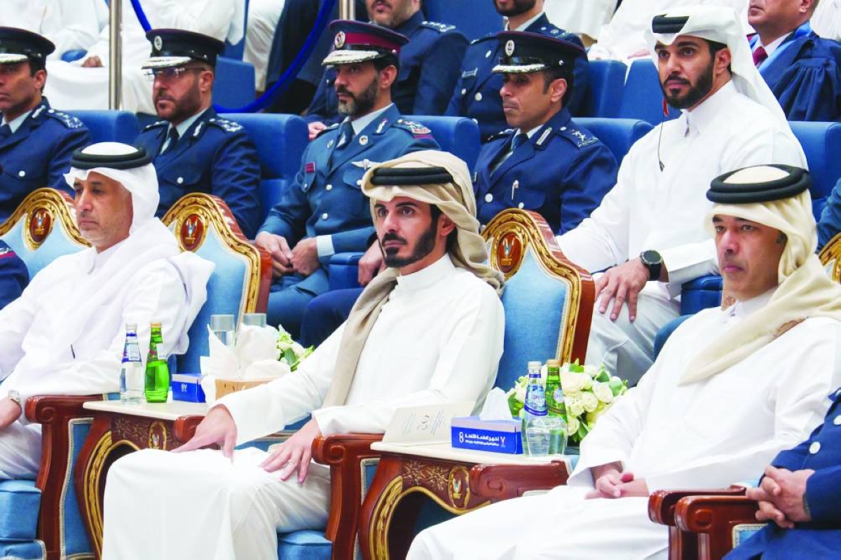 Interior minister attends award ceremony for 8th batch of officer cadets at Police College