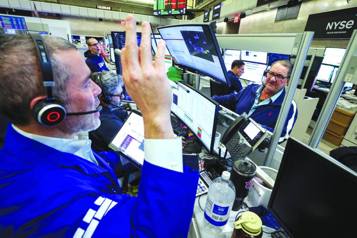 Traders work on the floor at the New York Stock Exchange. Investors will be counting on a strong corporate earnings season to keep the US stock ‌market rally intact as they digest a wave of domestic policy proposals and heightened geopolitical tensions to ‌start the year.