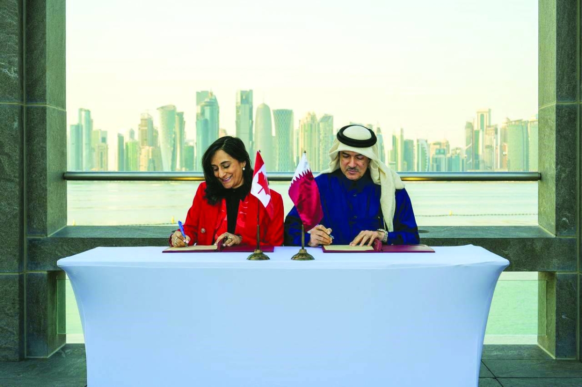His Excellency Dr Ahmed bin Mohammed al-Sayed, Minister of State for Foreign Trade and Anita Anand, Minister of Foreign Affairs of Canada, signing the MoU.
