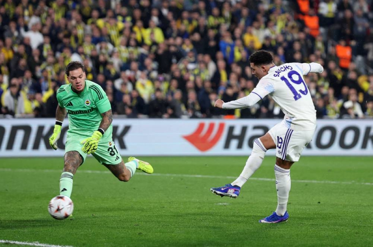 Aston Villa's Jadon Sancho shoots at goal as Fenerbahce's goalkeeper Ederson looks on helplessly during the UEFA Europa League match at the Sukru Saracoglu Stadium in Istanbul. (Reuters)