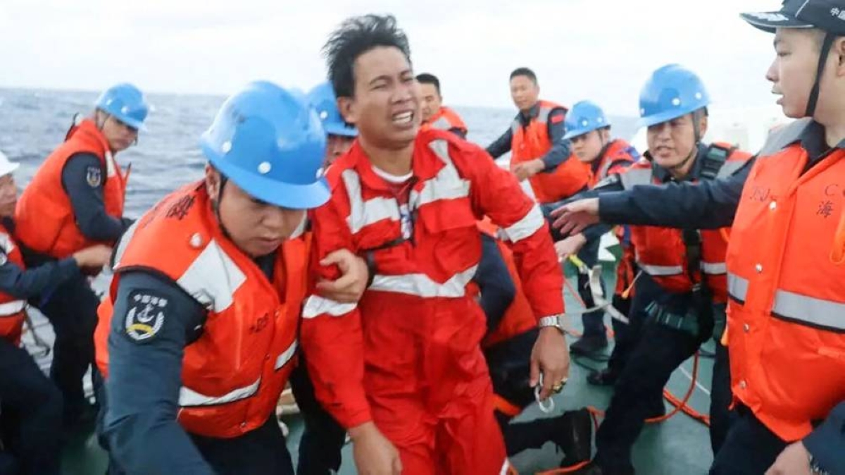 China, Philippines go to aid of sinking ship near disputed shoal