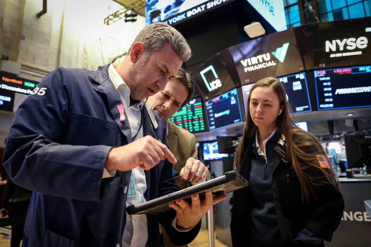 Traders work on the floor at the New York Stock Exchange. Investors who have been consumed by geopolitical turmoil to start the year may switch focus in the coming week to prospects ‌for artificial intelligence-related profits and the path for interest rates, with a huge crop of earnings reports and ‌a Federal Reserve meeting on tap.