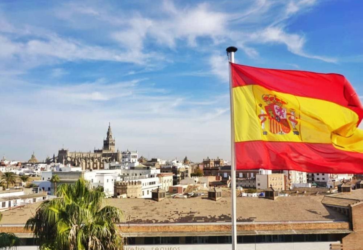 Spain intends to regularize status of almost 500,000 irregular Mmgrants
