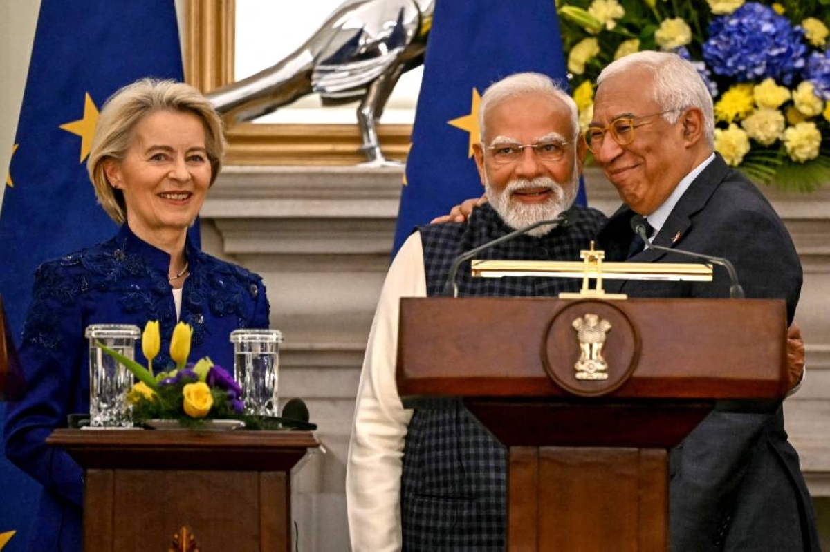 India's Prime Minister Narendra Modi (C) embraces European Council President Antonio Costa (R) as European Commission President Ursula von der Leyen looks on during the joint press statements after their meeting at the Hyderabad House in New Delhi on January 27, 2026. India and the European Union announced on January 27 the "mother of all deals", a huge trade pact to create a market of two billion people, reached after two decades of negotiations. (Photo by Sajjad HUSSAIN / AFP)