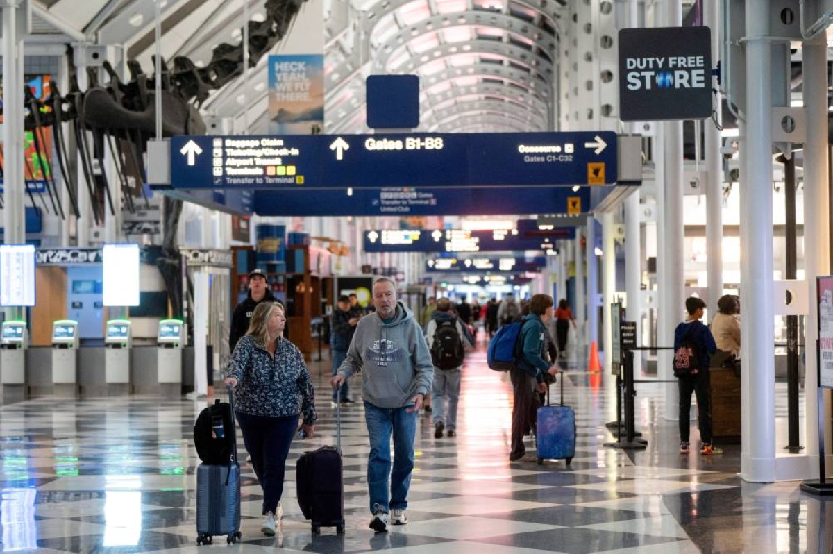 Travellers walk through Chicago O'Hare International Airport. United Airlines unveiled its biggest-ever summer schedule at O'Hare,  escalating ‌its battle with American Airlines for gates and higher-fare passengers in the third-biggest US city. (File Picture)