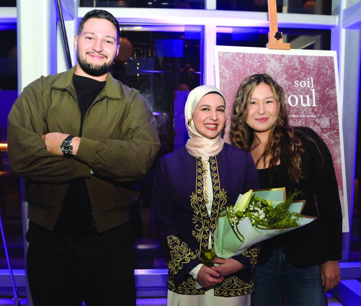 Isra Fejzullaj (centre).