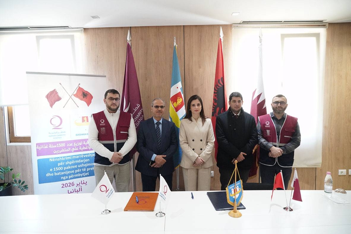 The distribution was carried out in partnership with the Municipality of Durres, in the presence of Emriana Tsako, Mayor of Durres, and Ahmed Ibrahim al-Musnad, second secretary at the Embassy of Qatar.