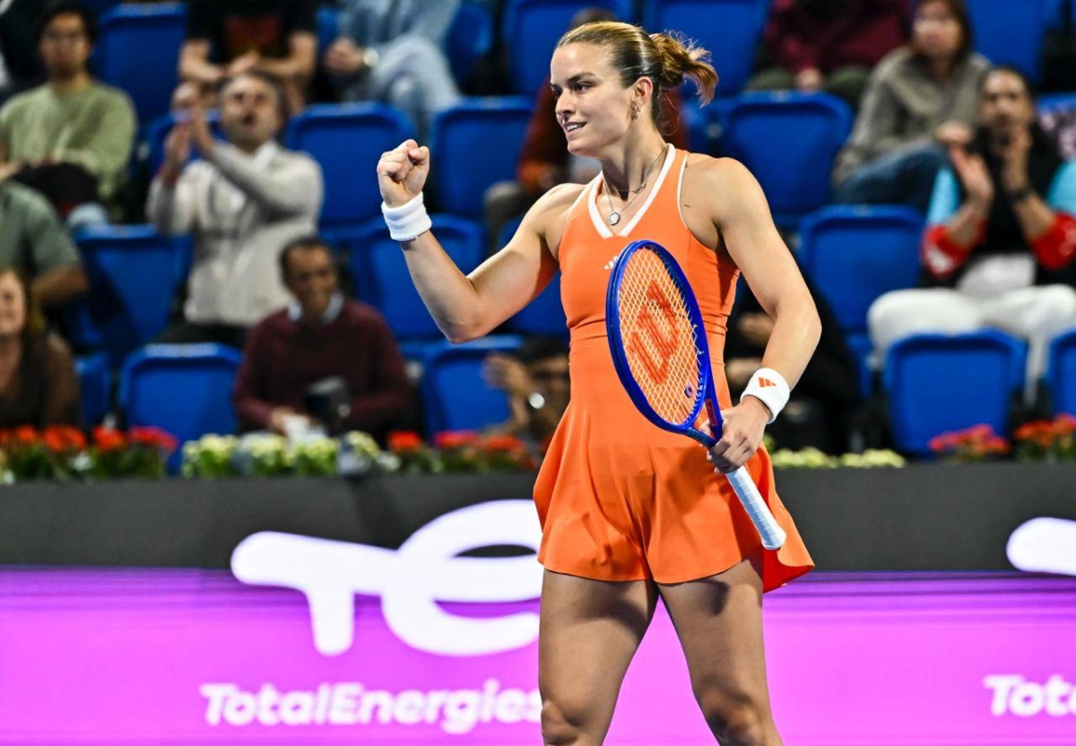 Maria Sakkari rolled back the years as she clawed her way to a nervy 2-6, 6-4, 7-5 victory over Iga Swiatek.