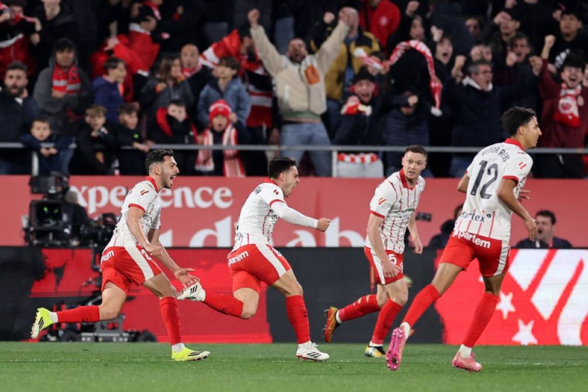 TOPSHOT - Girona's Spanish midfielder #08 Fran Beltran (C) celebrates scoring his team's second goal during the Spanish league football match between Girona FC and FC Barcelona at Montilivi Stadium in Girona on February 16, 2026. (Photo by Josep LAGO / AFP)