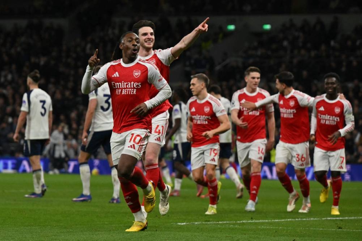 Arsenal's Eberechi Eze (left) celebrates after scoring the team's third goal during the Premier League match against Tottenham Hotspur at the Tottenham Hotspur Stadium in London yesterday. (/AFP) 