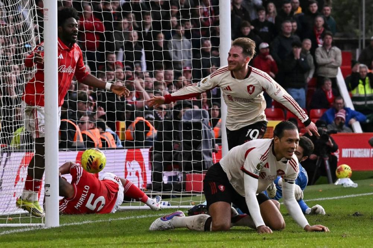 Liverpool's Alexis Mac Allister (centre) scores a goal in extra time against Nottingham Forest in Nottingham yesterday. (AFP) 