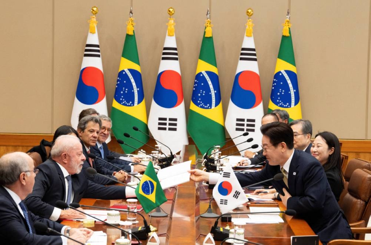 Brazilian President Luiz Inacio Lula da Silva talks with South Korean President Lee Jae-myung during their meeting at the presidential Blue House in Seoul, South Korea, yesterday.