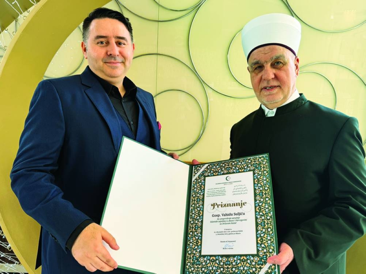 Dr Suljic (left) receiving the award from Dr Kavazovic.