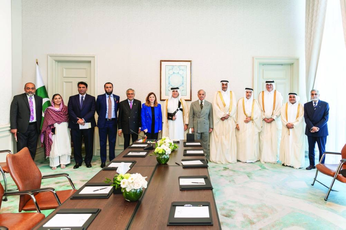 Officials and members of the Qatari Businessmen Association during a meeting with Pakistan’s Prime Minister, Muhammad Shehbaz Sharif in Doha Wednesday.