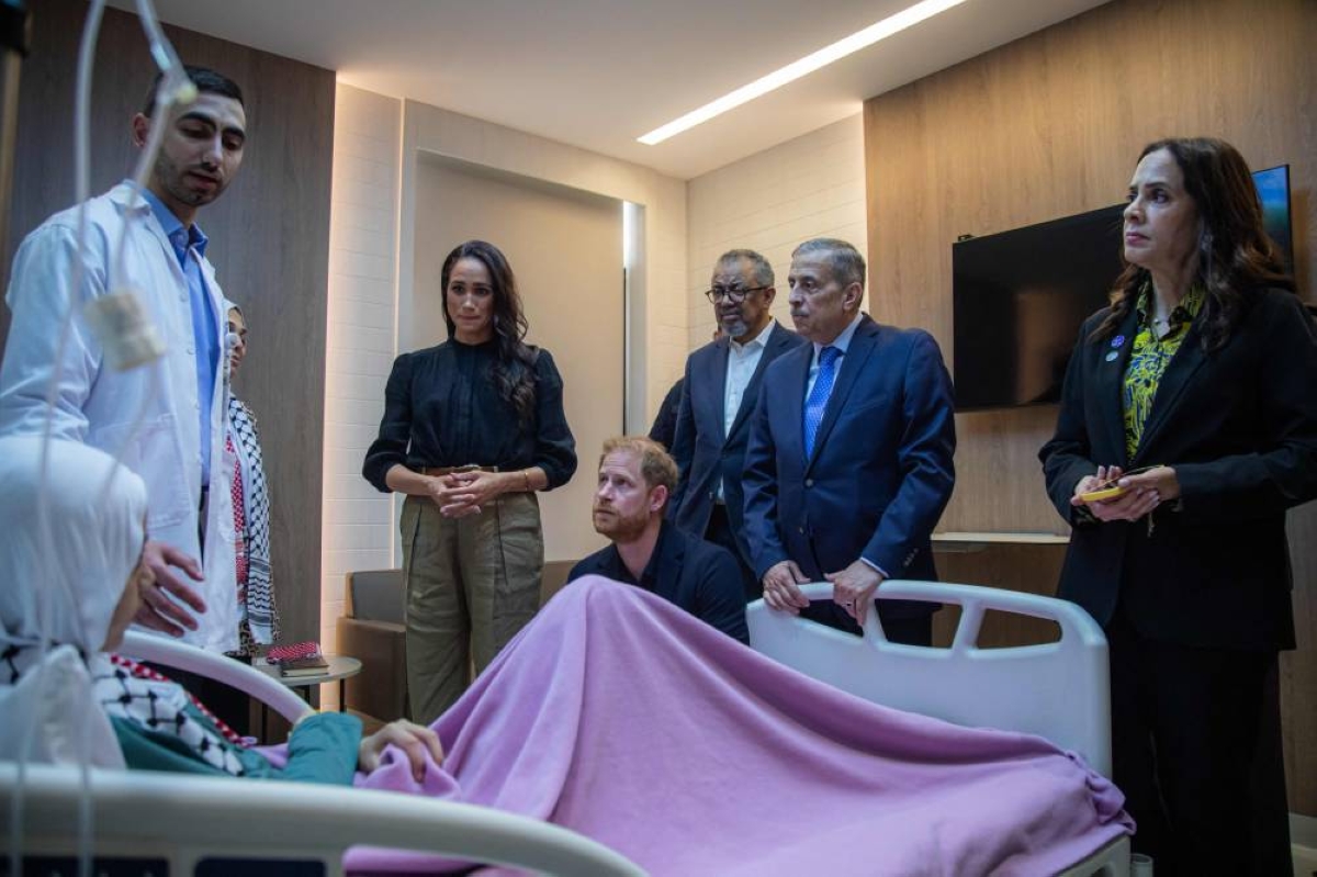 TOPSHOT - This handout photograph taken and released by the World Health Organization (WHO) on February 25, 2026 shows Meghan (3L), Duchess of Sussex and Prince Harry (C), Duke of Sussex along with WHO Director-General Tedros Adhanom Ghebreyesus (3R) visiting children who have been evacuated from Gaza for medical care at the Speciality Hospital in Amman. (Photo by World Health Organization (WHO) / AFP) / RESTRICTED TO EDITORIAL USE - MANDATORY CREDIT "AFP PHOTO/World Health Organization (WHO)" - HANDOUT - NO MARKETING NO ADVERTISING CAMPAIGNS - DISTRIBUTED AS A SERVICE TO CLIENTS