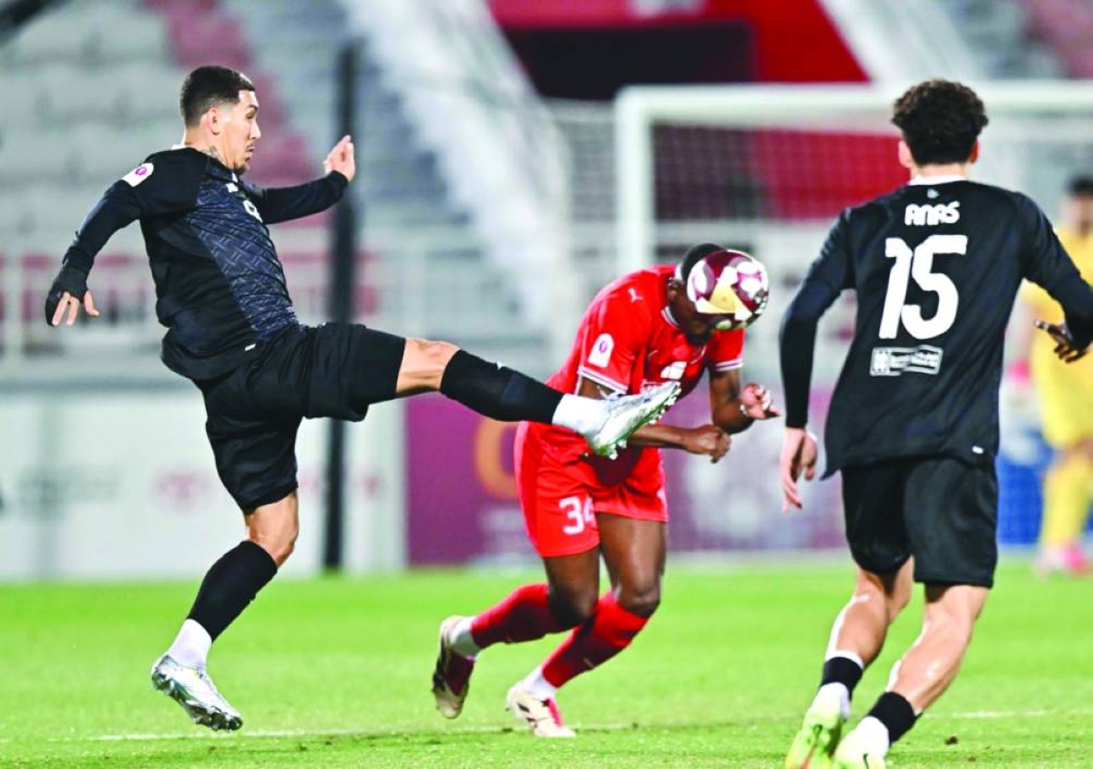Al Sadd's Roberto Firmino (left) and Al Duhail's Almoez Ali vie for the ball.
