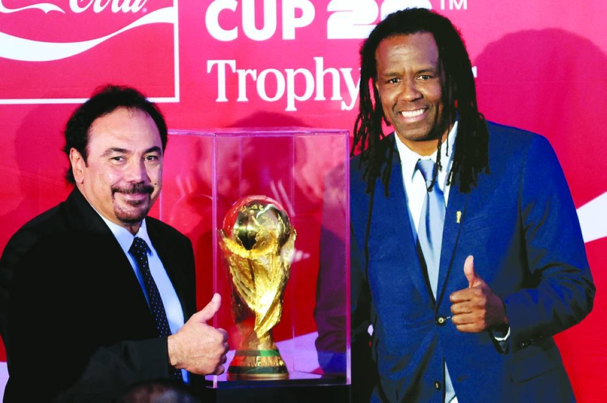 Former Mexican footballer Hugo Sanchez (L) and former Brazilian footballer Roque Junior pose next to the FIFA World Cup trophy during its visit to Zapopan, the second stop on its tour of Mexico, on February 28, 2016. (AFP)