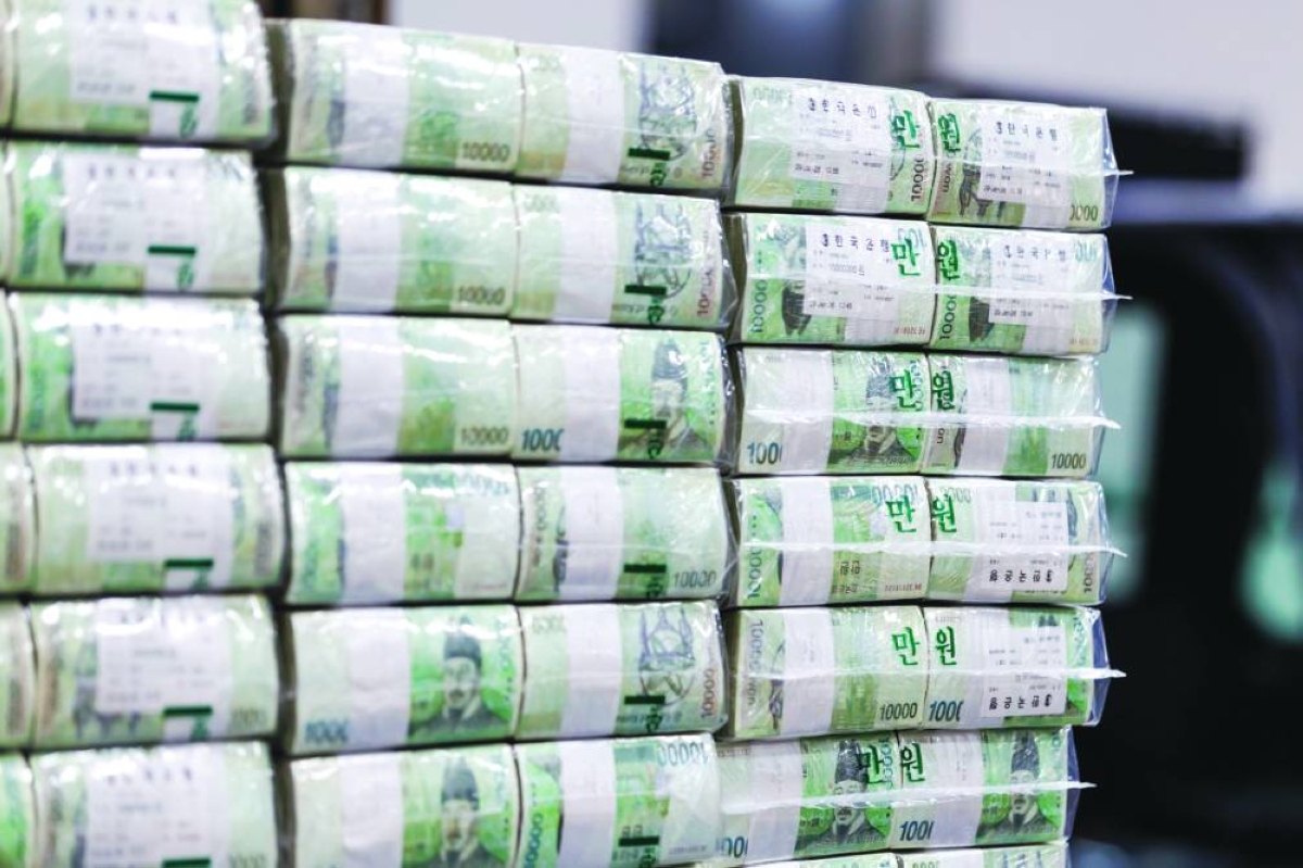 South Korean won banknotes. Emerging markets stocks and currencies posted their worst week since the outbreak of Covid as an escalating conflict in the Middle East triggered a surge in oil prices.