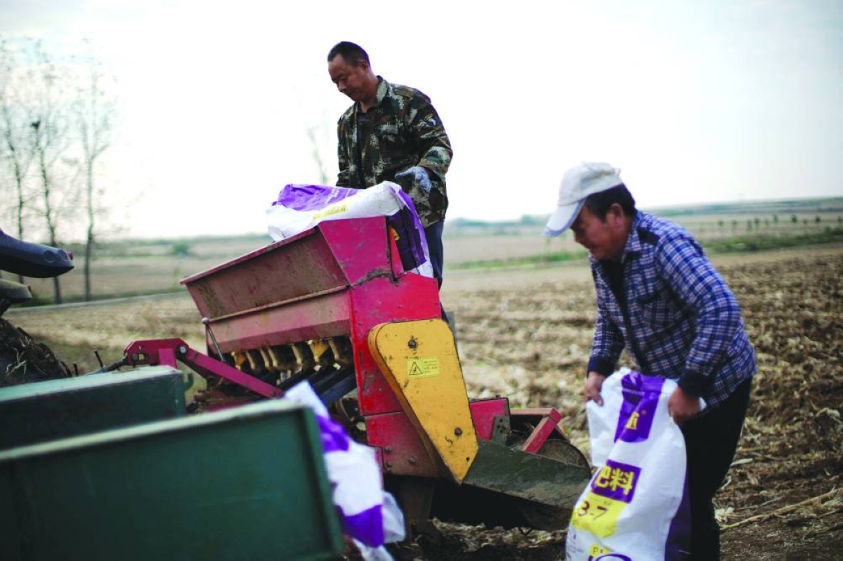 Farmers load sacks of fertiliser into a seeder on a wheat field in Nanyang, Henan province, China (file). The US and Israel’s attacks on Iran, and Tehran’s retaliation across the Middle East, have disrupted supplies of fertiliser, and farmers worldwide are rushing to secure critical nutrients. 