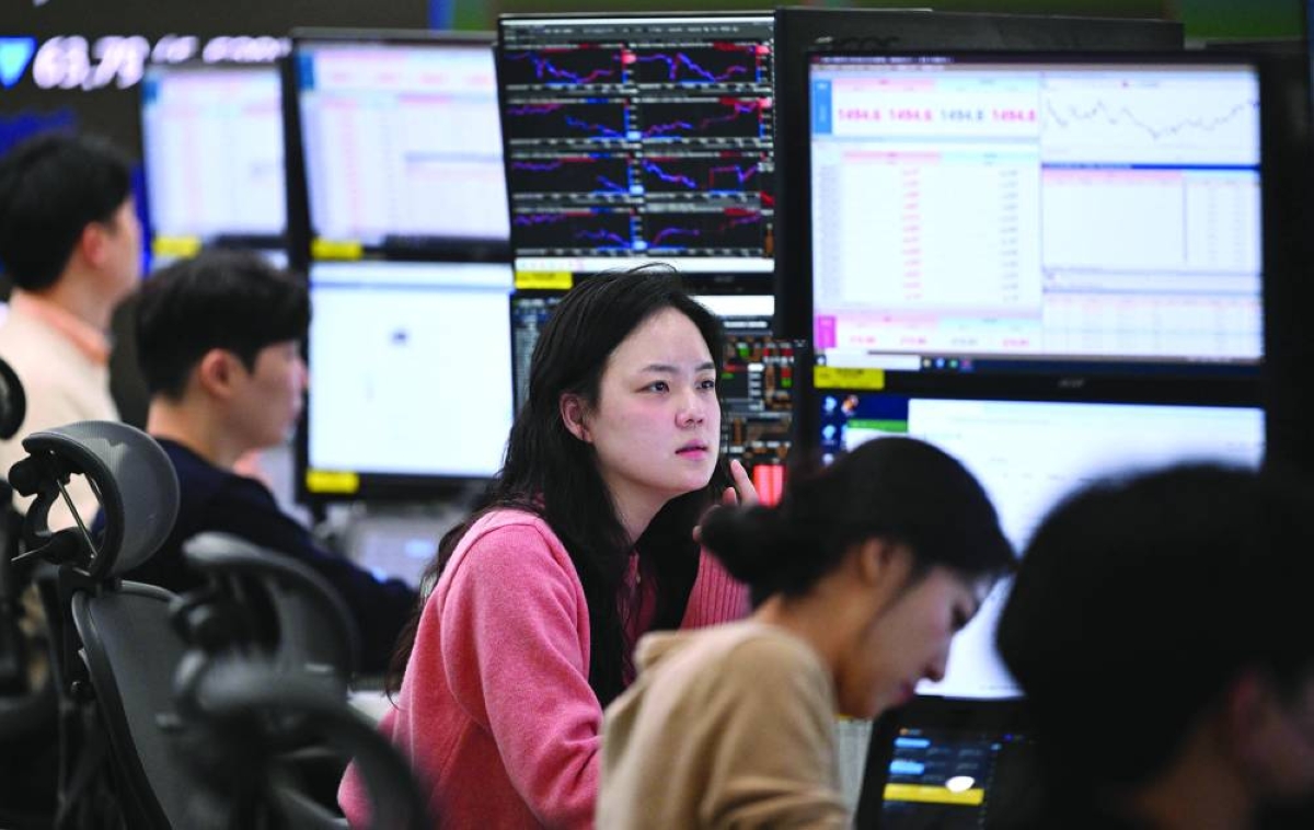 Currency dealers monitor exchange rates in a foreign exchange dealing room at the Hana Bank headquarters in Seoul. The Kospi index closed down 6.0% to 5,251.87 points Monday.