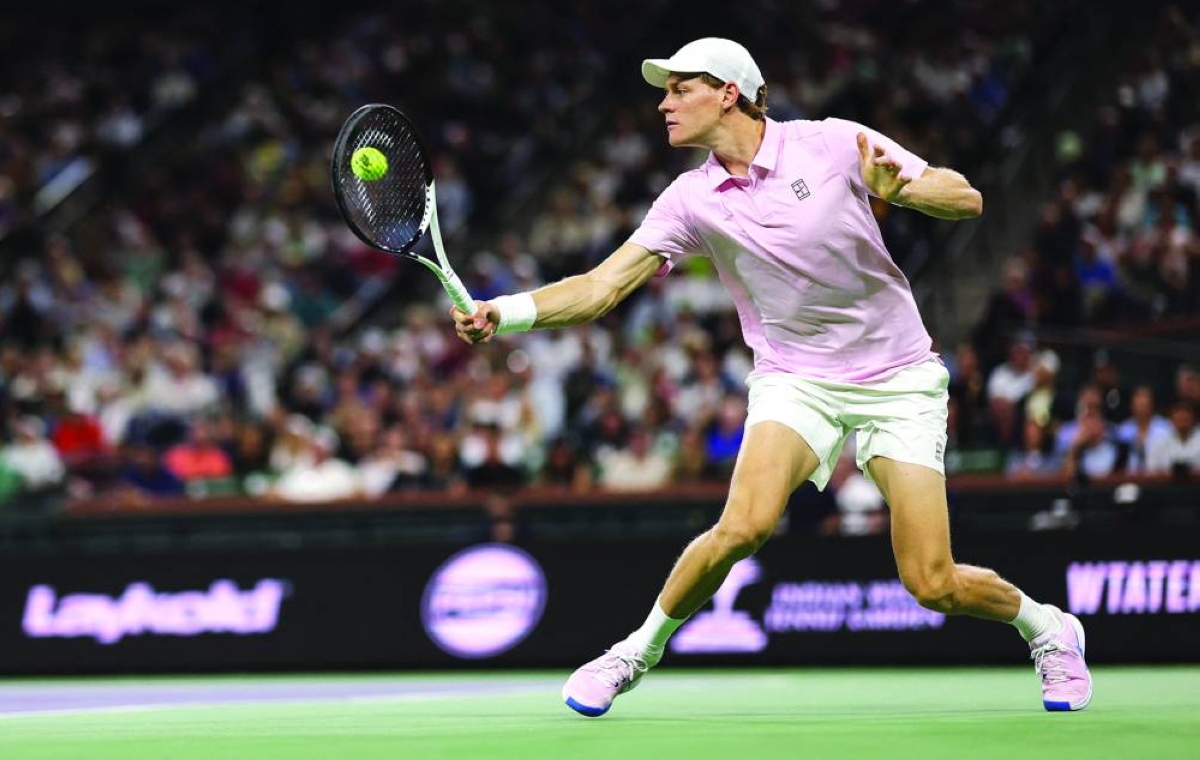 INDIAN WELLS, CALIFORNIA - MARCH 10: Jannik Sinner of Italy plays a backhand against Joao Fonseca of Brazil in their fourth round match of the BNP Paribas Open at Indian Wells Tennis Garden on March 10, 2026 in Indian Wells, California.  (AFP)