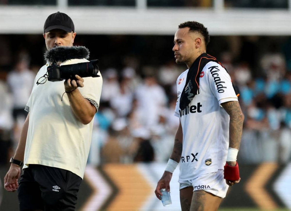 FILE PHOTO: Soccer Football - Brasileiro Championship - Santos v Corinthians - Estadio Urbano Caldeira, Santos, Brazil - March 15, 2026
Santos' Neymar after the match REUTERS/Thiago Bernardes/File Photo