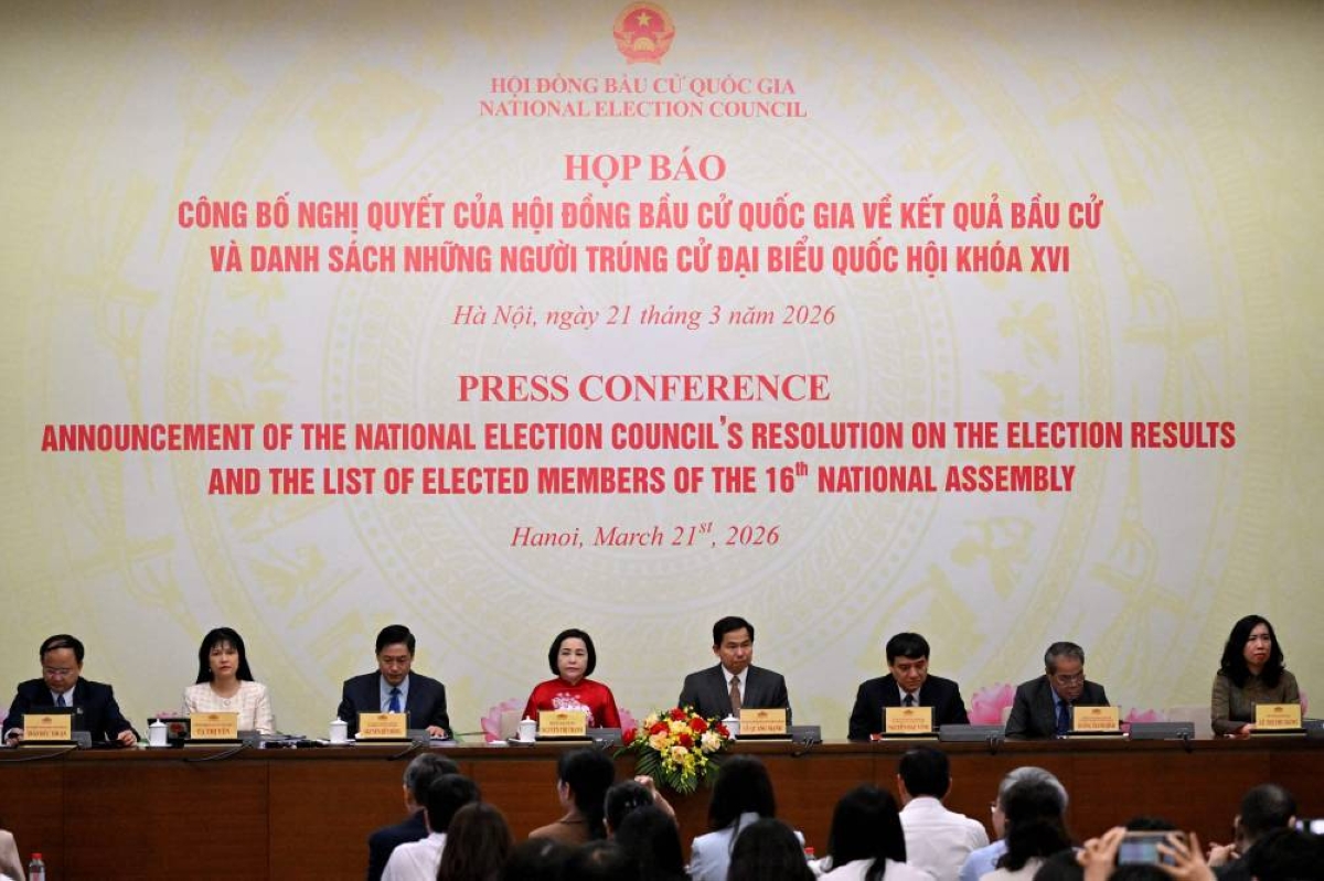 Nguyen Thi Thanh (4th left), Permanent Vice-Chairwoman of the National Election Council, attends a press conference announcing the results of the National Assembly and People's Council elections, at the National Assembly Building in Hanoi Saturday. (AFP)