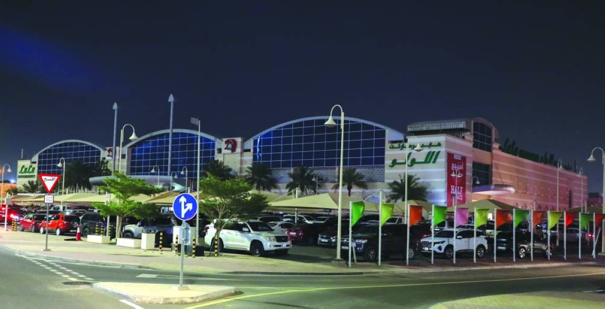 
LuLu outlets across Qatar turned off their external lights, including the prominent D-Ring Road location. 