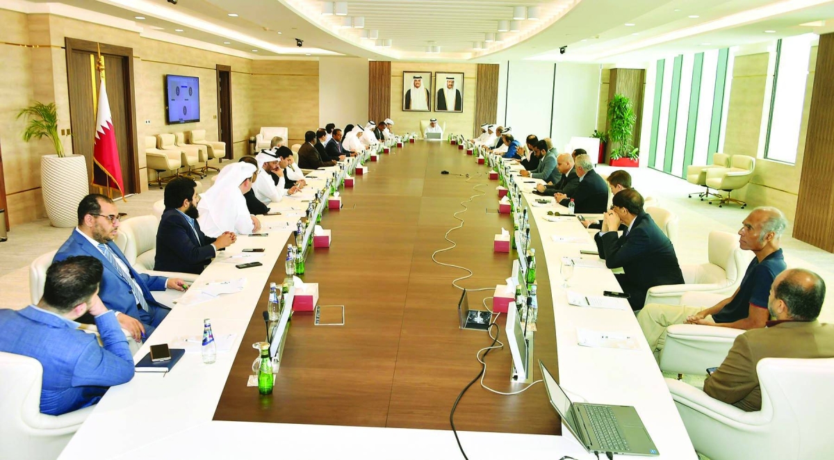 Representatives from the Ministry of Transport, the Ministry of Commerce and Industry, Qatar Airways, and the General Authority of Customs, as well as a number of business owners and representatives of food companies attended the meeting.