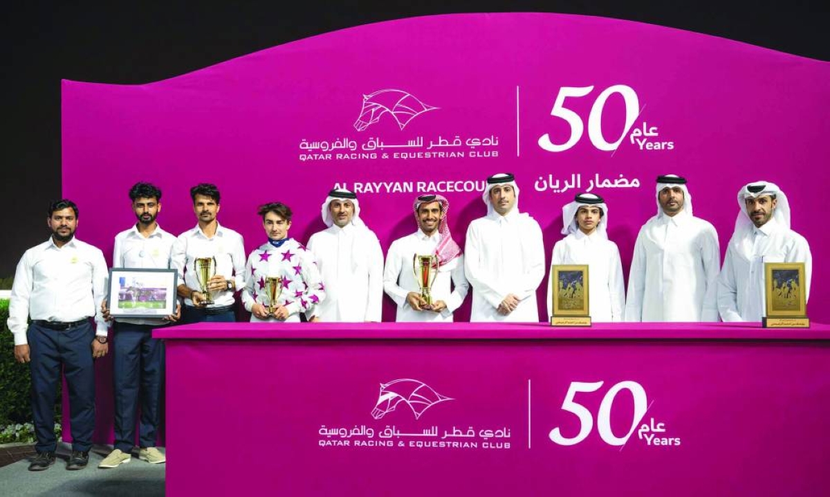 
Connection of Sussex pose with the trophies. 