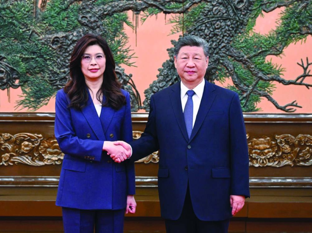 Kuomintang Chairperson Cheng Li-wun (left) shaking hands with Chinese President Xi Jinping at Great Hall of the People in Beijing, yesterday.(AFP)