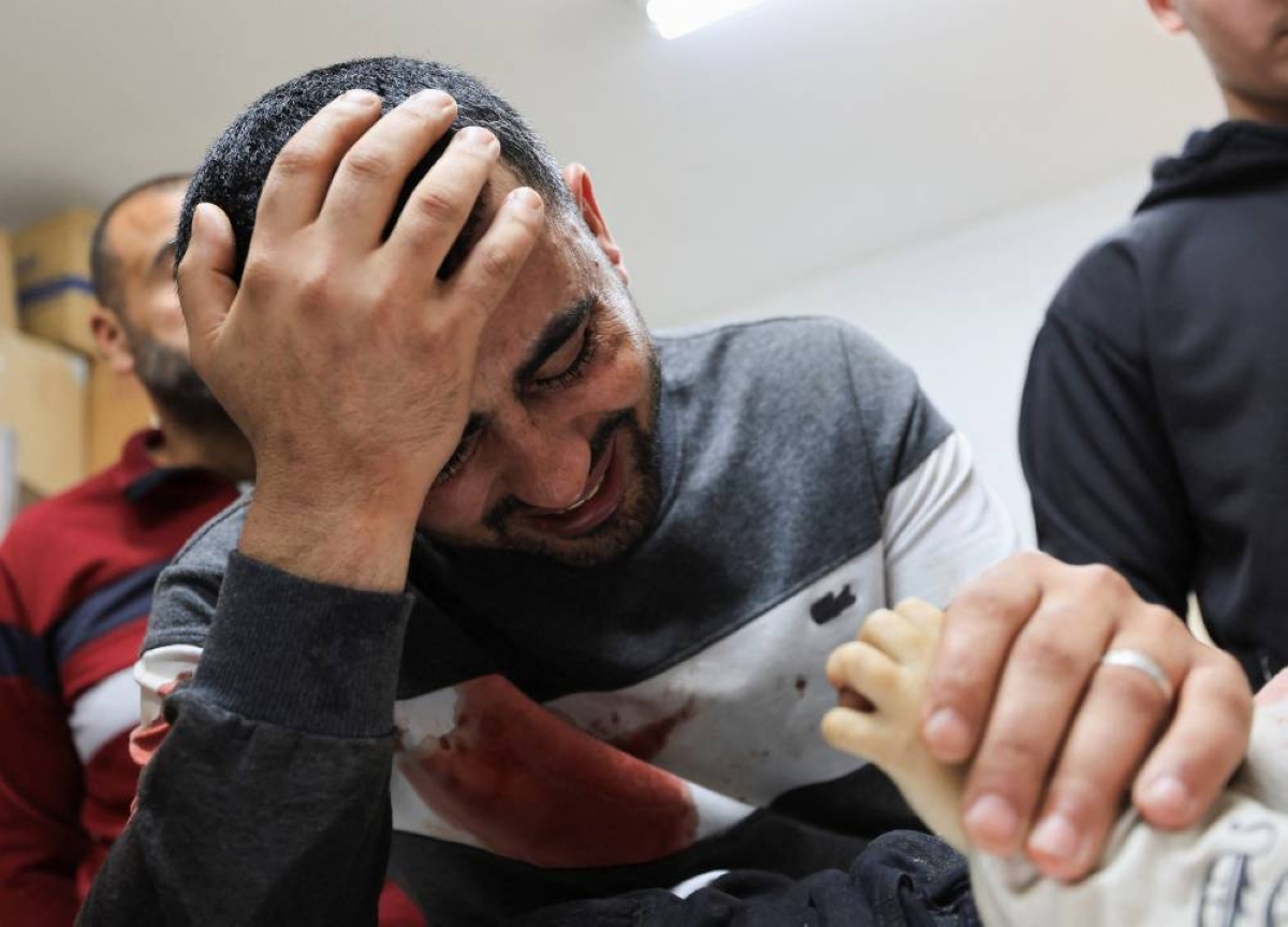 SENSITIVE MATERIAL. THIS IMAGE MAY OFFEND OR DISTURB A father mourns next to the body of his three‑year‑old child, Yahya Al‑Malahi, who was killed in an Israeli strike, according to medics, in Gaza City, April 14, 2026. REUTERS/Dawoud Abu Alkas