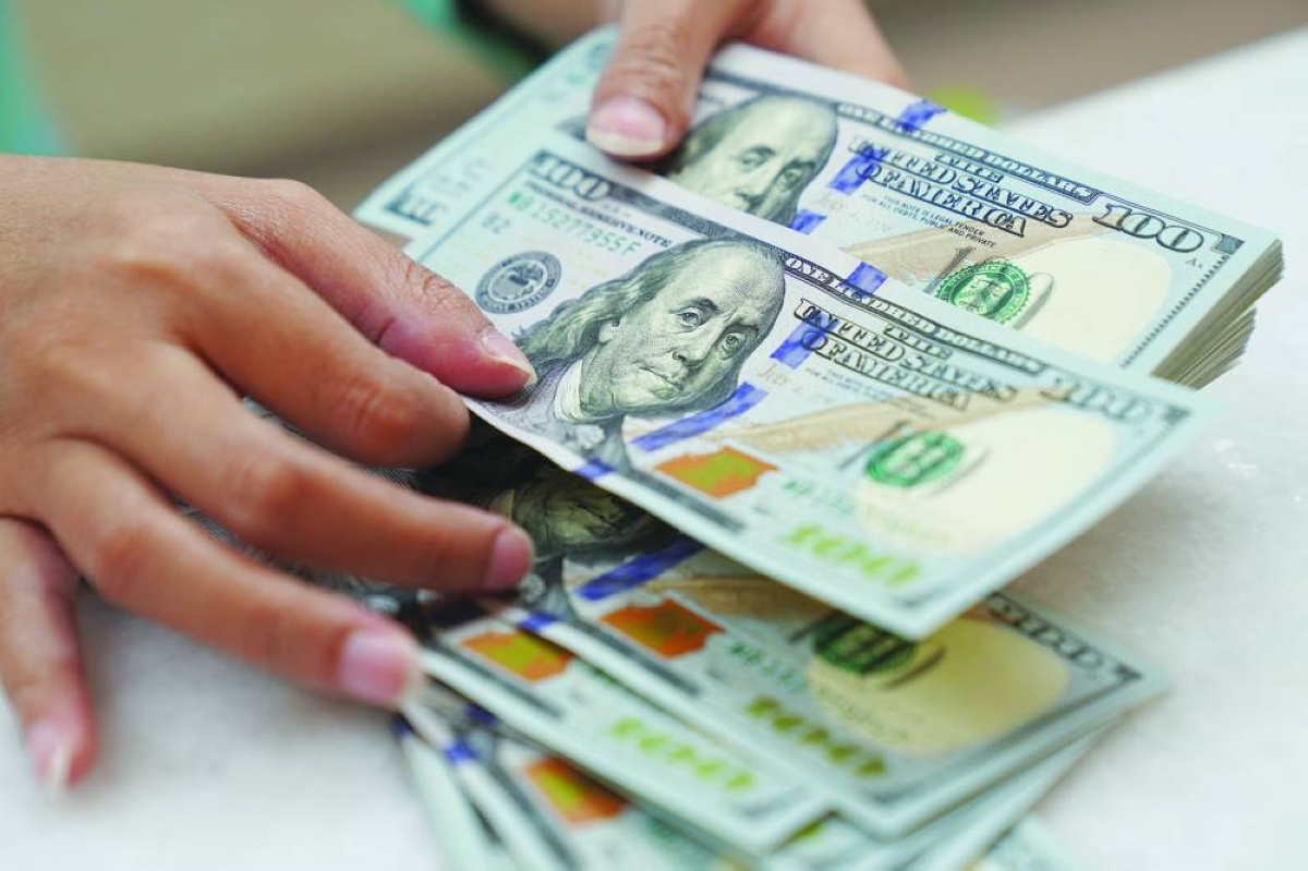 A worker counts US dollar banknotes. Hedge funds are increasingly downbeat on the dollar as the prospect of renewed US-Iran talks and a possible peace deal sap the currency’s war-driven strength. 