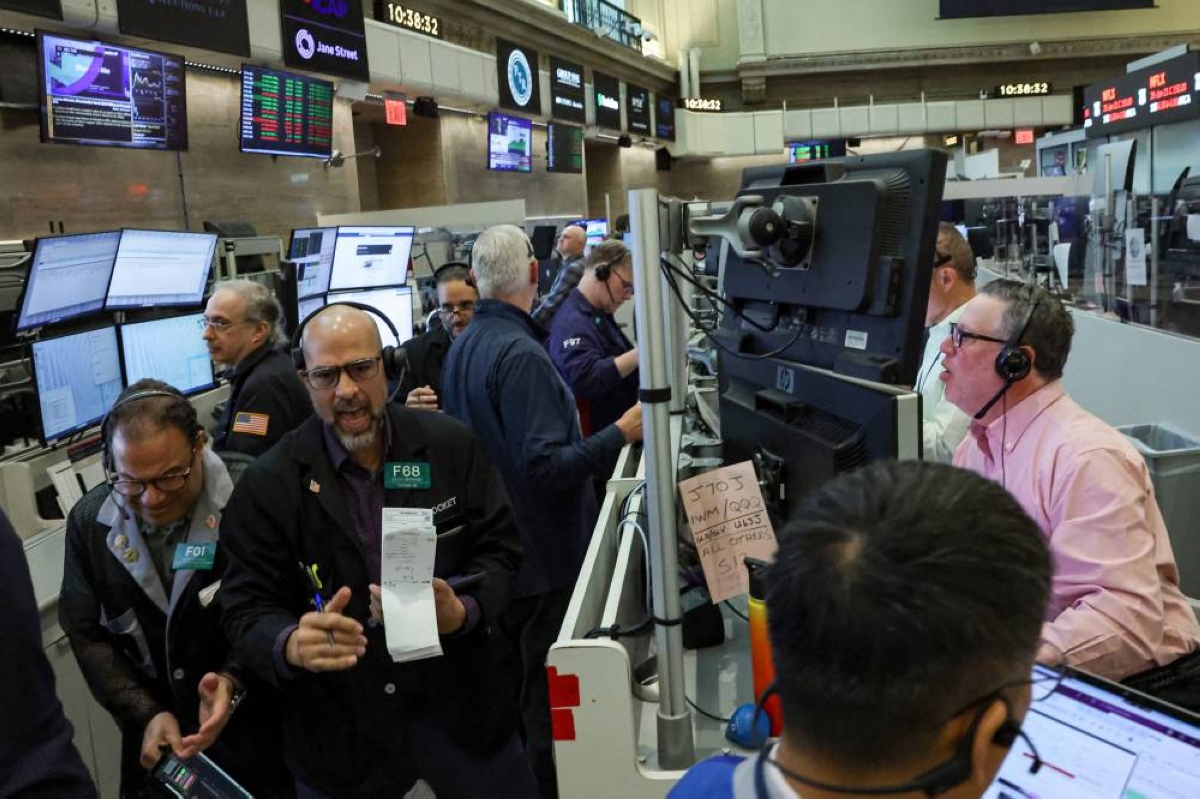 Traders work on the floor at the New York Stock Exchange. Investors will look to a heavy week of US corporate results to further fuel a stunning rebound in the US stock market, which has shaken off war-related concerns to reach record peaks. 