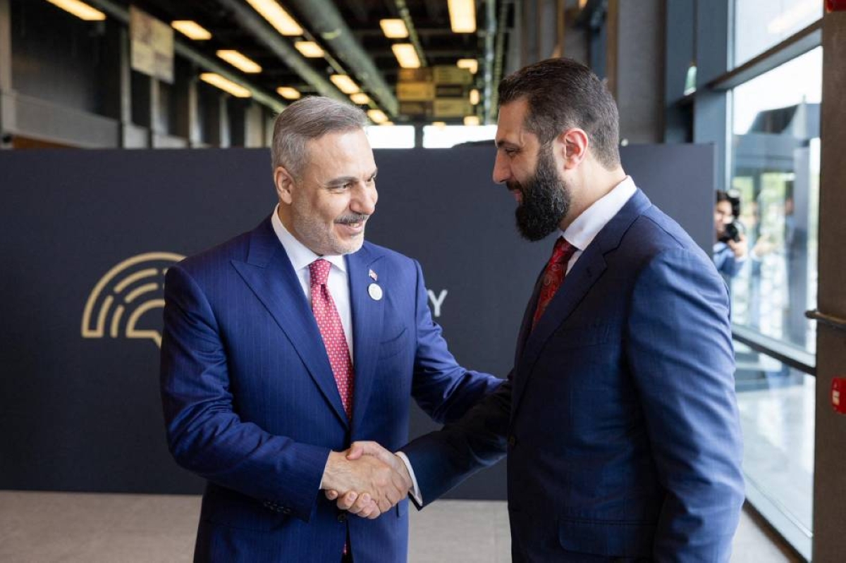 This handout photograph taken and released by Turkish Foreign Ministry on April 17, 2026, shows Turkey's Foreign Minister Hakan Fidan greeting Syria's interim President Ahmed al-Sharaa (R) during the 5th edition of the Antalya Diplomacy Forum (ADF2026) in Antalya. (Photo by Turkish Foreign Ministery Press Service / AFP) / RESTRICTED TO EDITORIAL USE - MANDATORY CREDIT "AFP PHOTO / TURKISH FOREIGN MINISTRY" - NO MARKETING NO ADVERTISING CAMPAIGNS - DISTRIBUTED AS A SERVICE TO CLIENTS