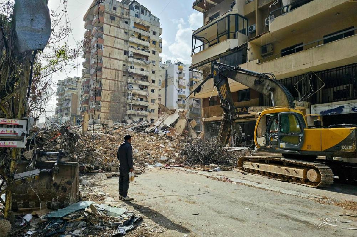A bulldozer clears the rubble from the site of an Israeli airstrike as people return to Beirut's southern suburbs on April 19, 2026. On April 17 a ceasefire between Israel and Lebanon took effect after the first direct talks between the two sides in decades, bringing a pause to weeks of fighting between Israel and Hezbollah that has killed nearly 2,300 people and displaced more than a million. (Photo by AFP) / 