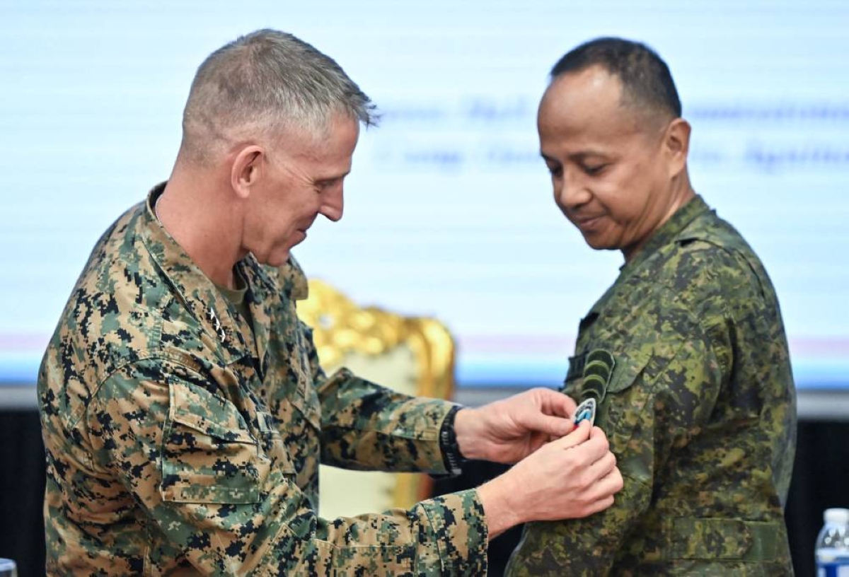 I Marine Expeditionary Force (I MEF) Commanding General and US Marine Corps Lieutenant General Christian Wortman attaches the Balikatan patch to Philippine Exercise Director Francisco Lorenzo, during the opening ceremony of the US-Philippines "Balikatan" joint military exercises at Camp Aguinaldo in Quezon City, Metro Manila, Philippines, April 20, 2026. REUTERS/Noel Celis