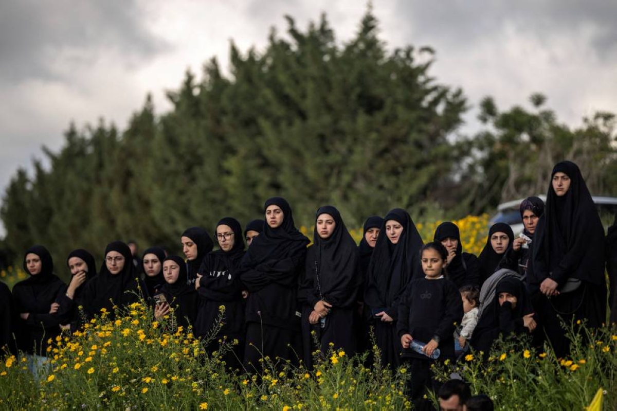 Mourners attend the funeral of people, including Hezbollah members, who were killed during the conflict with Israel before a 10-day ceasefire between Lebanon and Israel went into effect, in Kfar Sir, Lebanon, April 21, 2026. REUTERS/Marko Djurica     TPX IMAGES OF THE DAY     