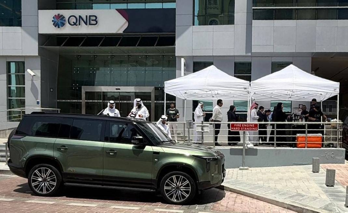 An electric vehicle-powered coffee station was set up, demonstrating the practical application of renewable energy solutions in everyday experiences.