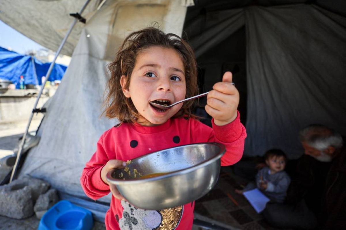 A displaced Palestinian girl eats outside a tent at a camp sheltering displaced people in Gaza City, April 28, 2026. REUTERS/Dawoud Abu Alkas TPX IMAGES OF THE DAY