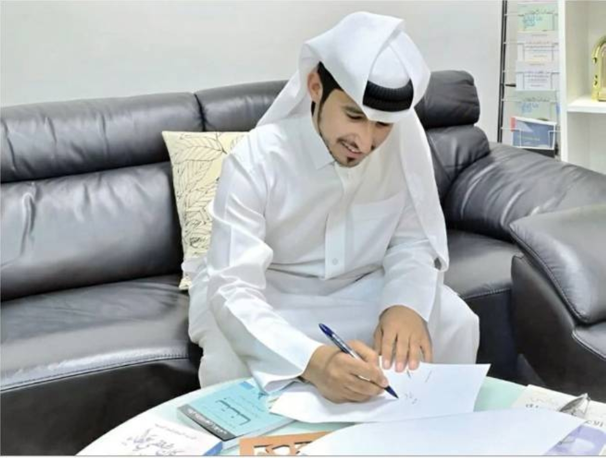 Dr al-Marri signing the contract with al-Watad Publishing and Distribution House.