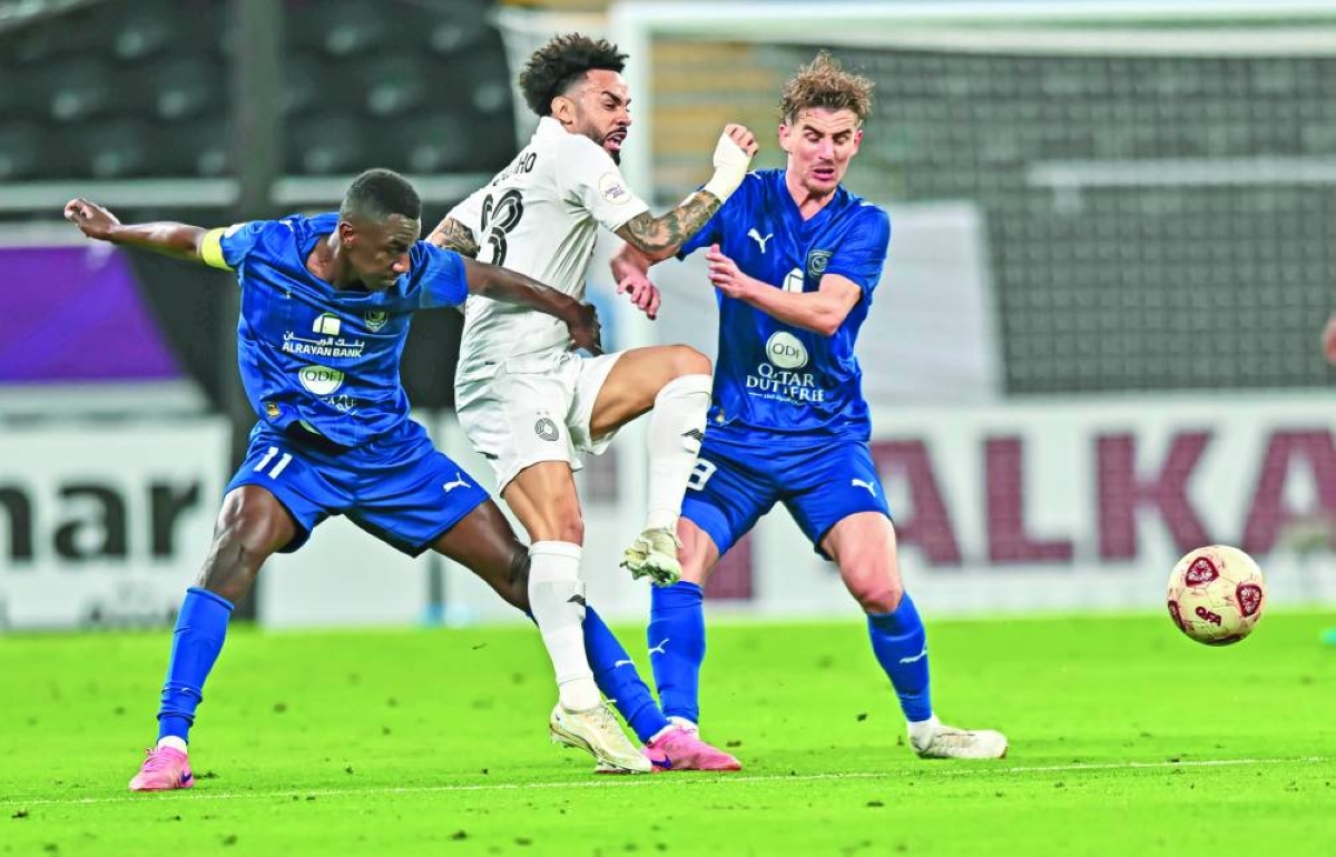 
Al Sadd and Al Duhail players battle for the ball. 