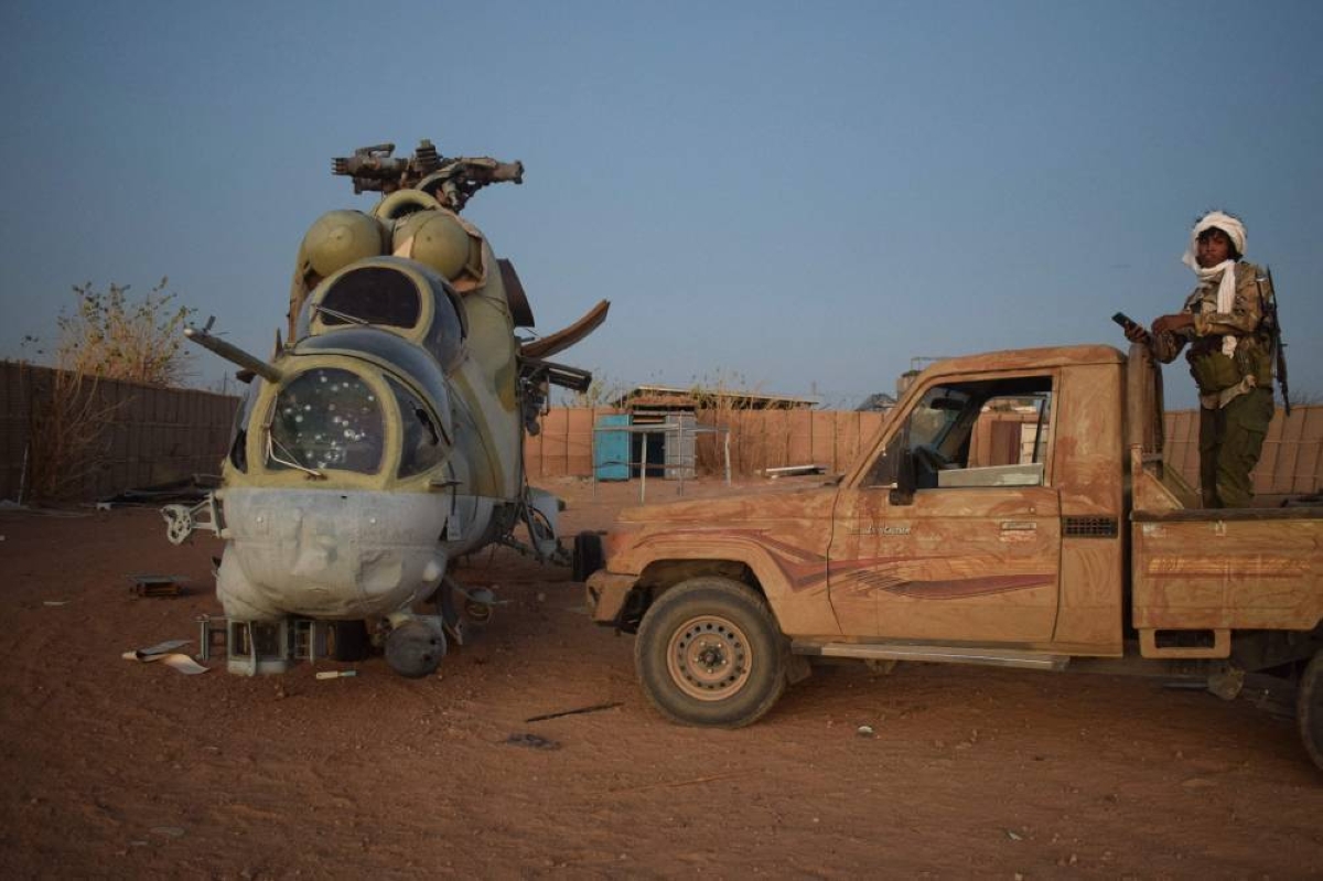 An Azawad Liberation Front (FLA) soldier stands on a pick-up truck next to a damaged Mi-24 helicopter, an attack and troop transportation helicopter, at the former Africa Corps barracks at Camp 2 in Kidal on May 6, 2026. Strategic towns, including Kidal in the desert north, and Kati, a garrison town near the capital Bamako, were targeted in the April 25 and 26 offensive.
Kidal and other towns and villages in the north were captured and are now under the control of the FLA and the jihadists, who have since imposed a blockade on Bamako that continued to disrupt transport. (Photo by AFP)