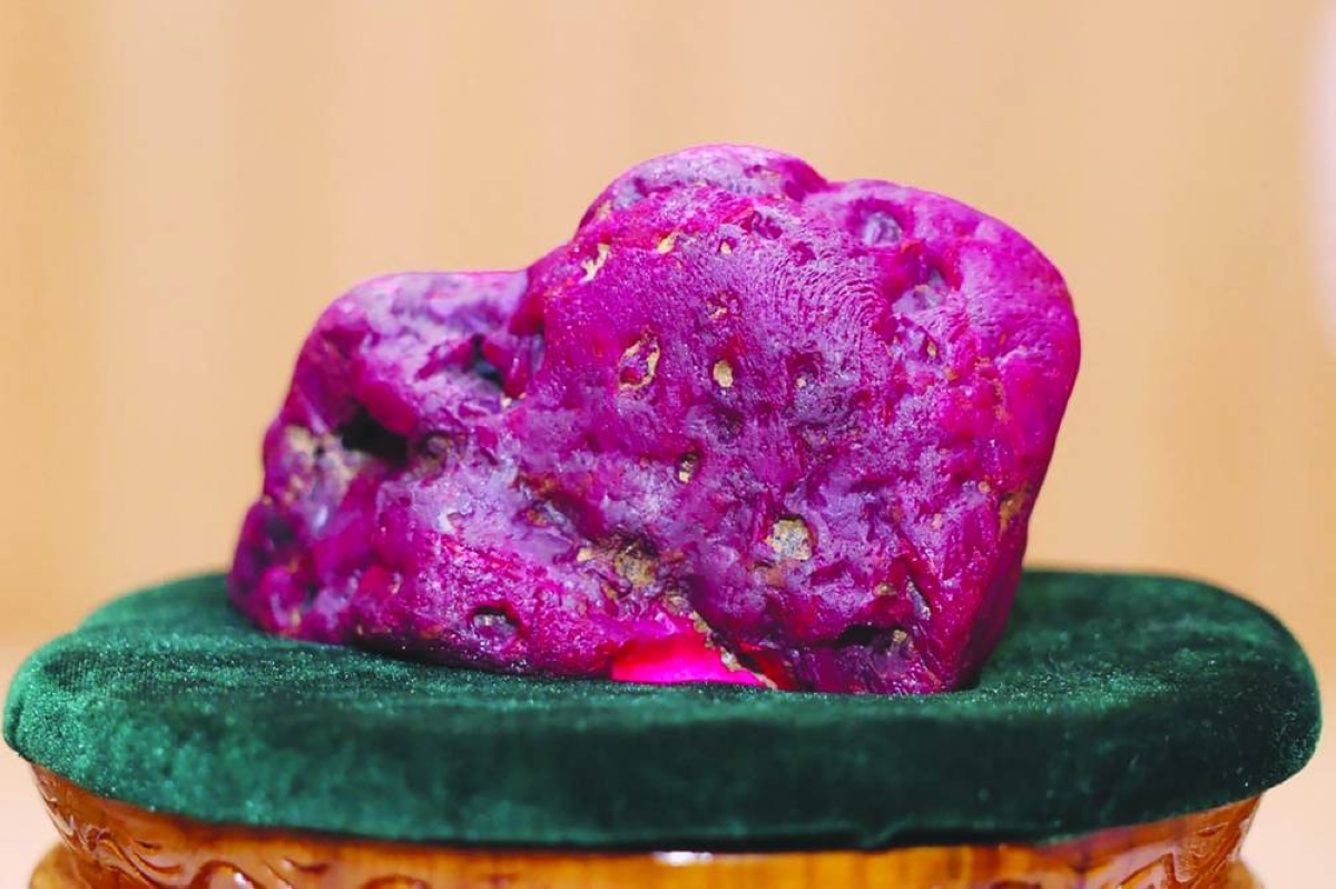 An 11,000-carat ruby in Naypyidaw, after it was found at a gem tract in Mogok in Mandalay Region, Myanmar.(AFP)
