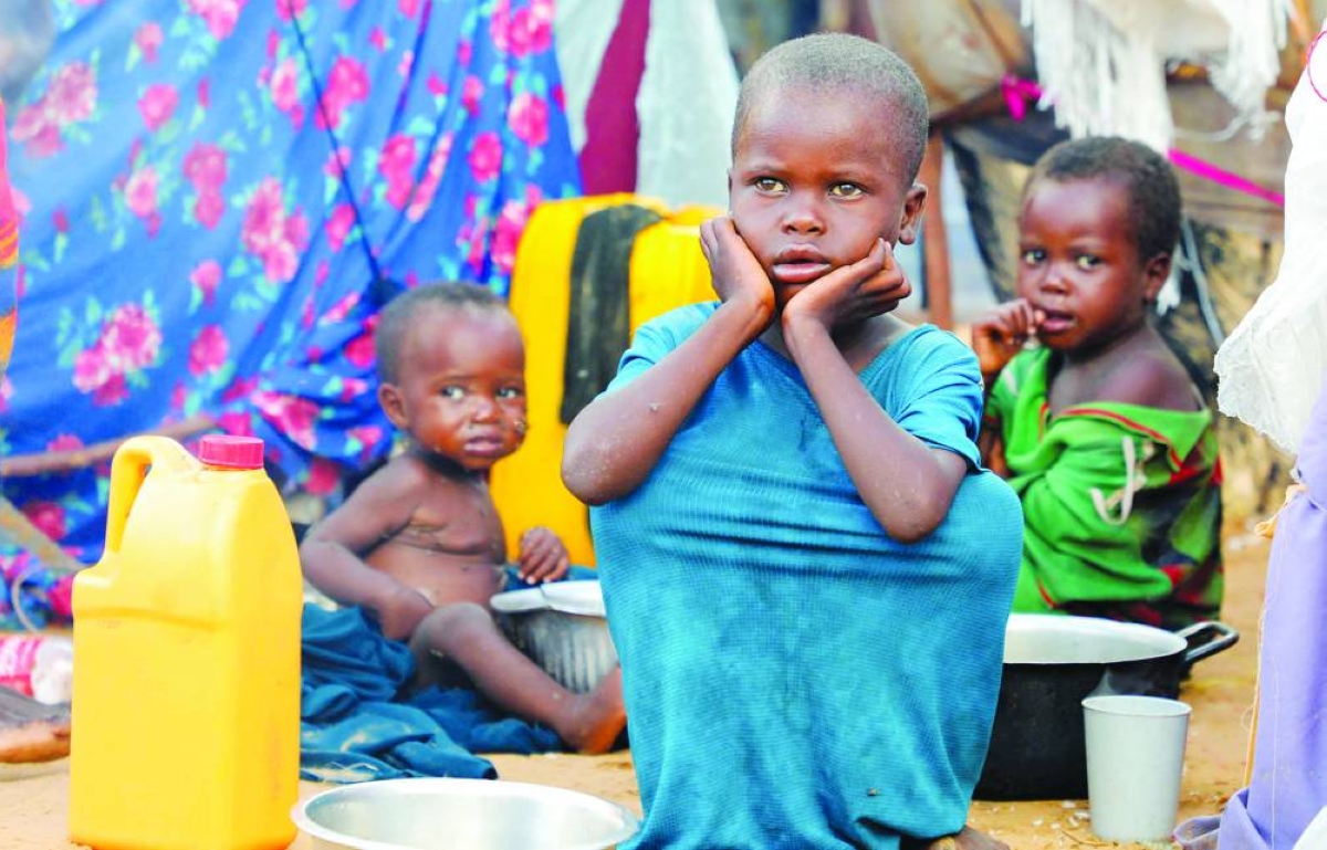 Internally displaced children sit outside their makeshift shelters during a visit by World Food Programme’s Assistant Executive Director for Programme Operations, Matthew Hollingworth (not in the photo), to assess the knock-on effects from the escalation in the Middle East, alongside drought and sharp cuts in humanitarian funding that are worsening hunger, in Kahda district of Mogadishu, Somalia May 7, 2026. REUTERS/Feisal Omar    REFILE - QUALITY REPEAT     TPX IMAGES OF THE DAY     