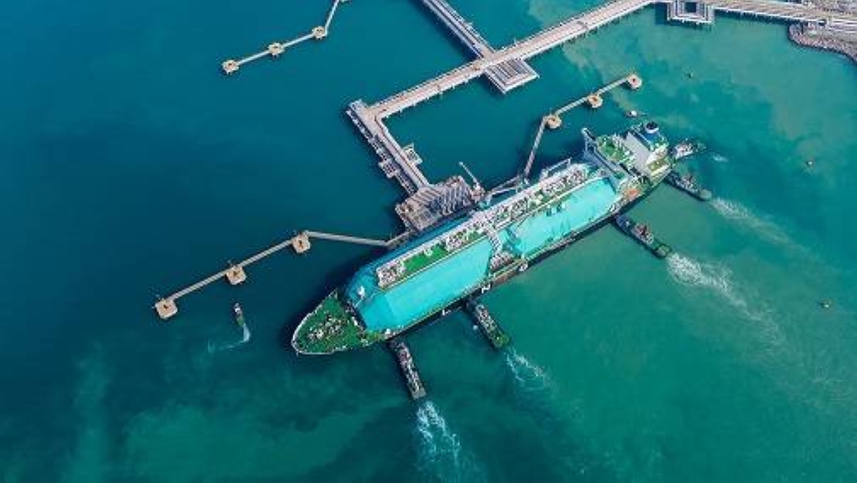 An LNG tanker ship assisted by tugboats docking at maritime terminal. Asia spot liquefied natural gas slipped after two weeks of gains, on the prospect of a US-Iran peace agreement and subdued Northeast Asia demand. 
Picture: The Abdullah bin Hamad Al-Attiyah International Foundation for Energy and Sustainable Development.