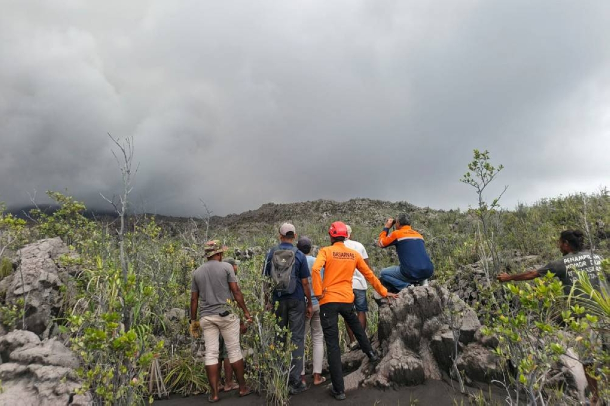 Rescue workers standing by after the volcanic eruption of Mount Dukono in North Halmahera, North Maluku, on Friday. (AFP)
