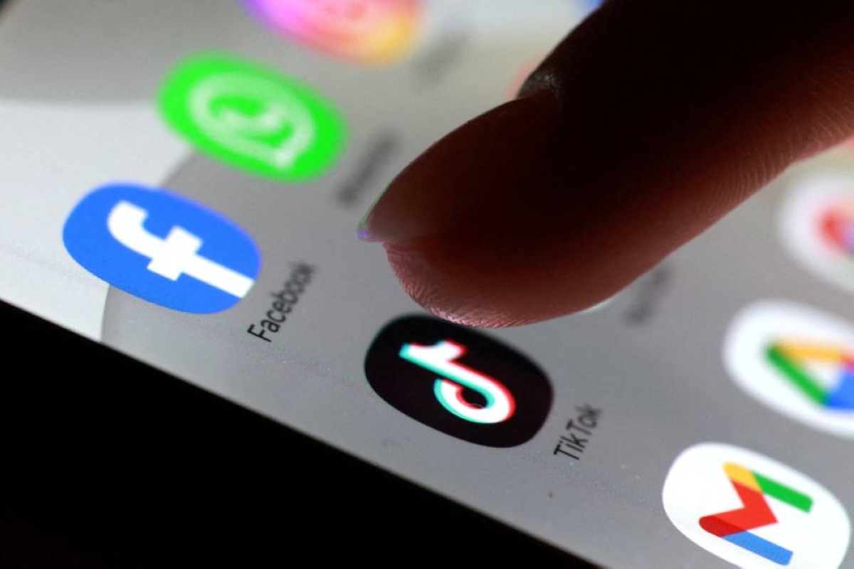 FILE PHOTO: The TikTok app icon on a smartphone in this illustration taken October 27, 2025. REUTERS/Dado Ruvic/Illustration/File Photo
