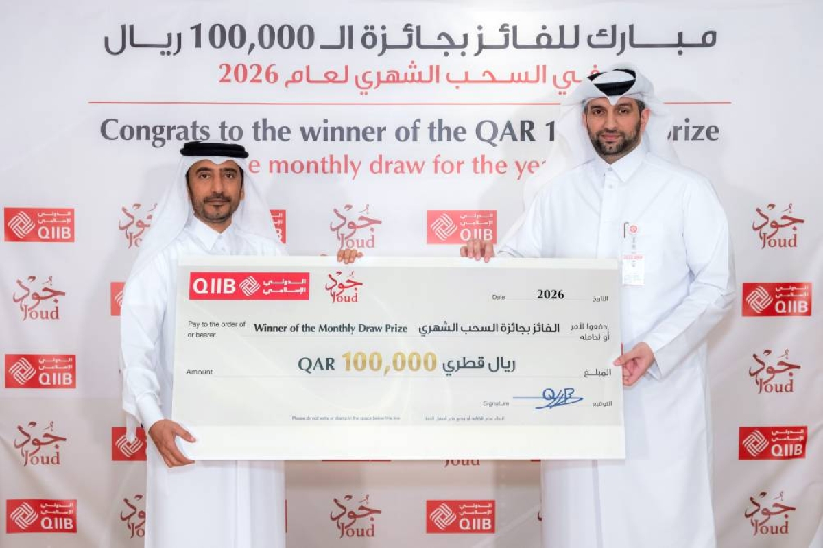 QIIB head of Products Talal al-Jaidah presenting Amer Ali al-Hebshi with the ceremonial cheque.