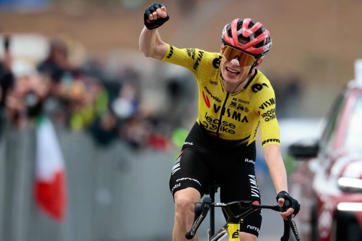 Team Visma Lease a Bike Danish rider Jonas Vingegaard celebrates as he crosses the finish line to win the 7th stage of the Giro d'Italia 2026 - Tour of Italy cycling race between Formia and Blockhaus, Italy, on May 15, 2026. (AFP)